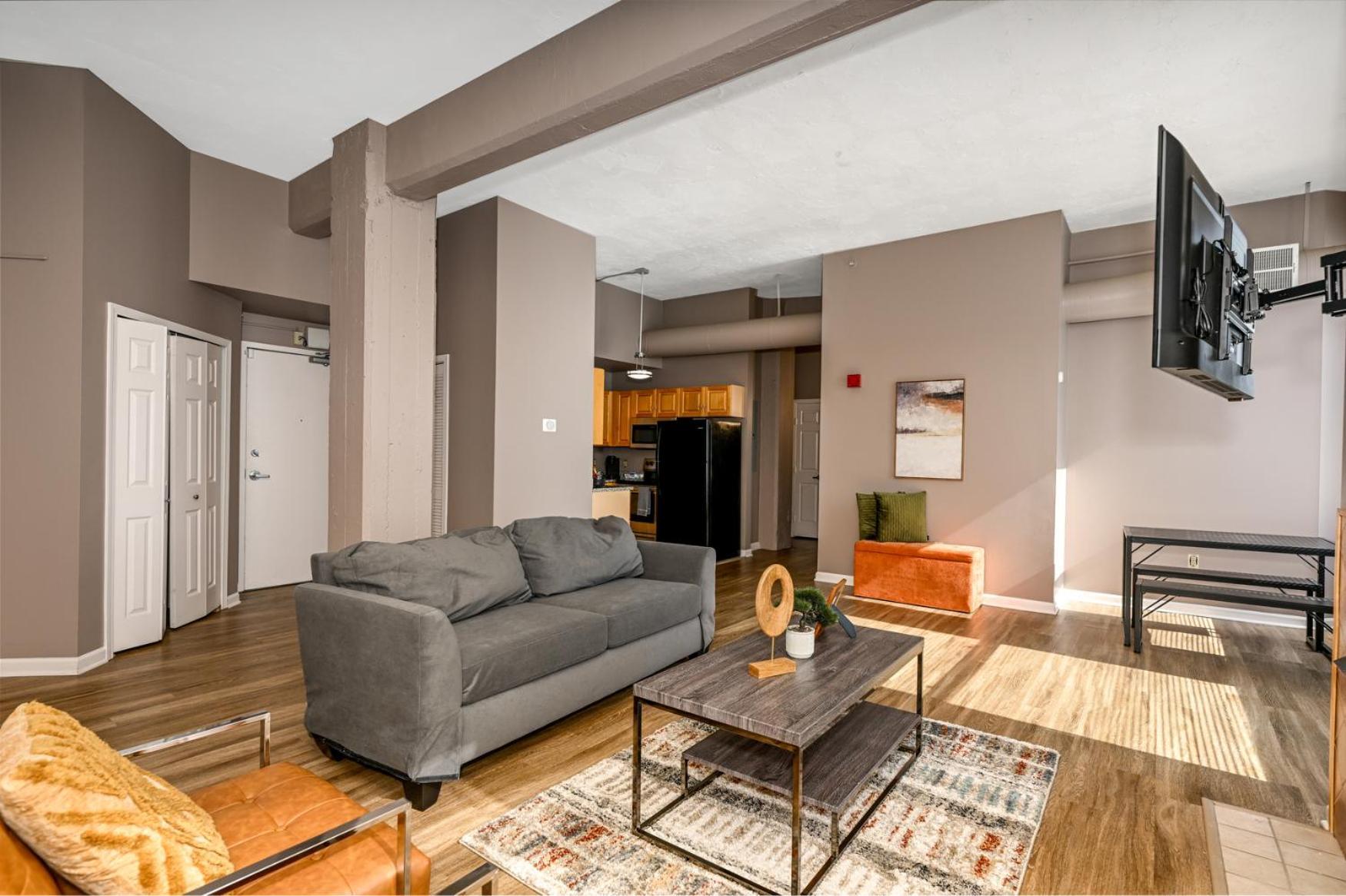 2 Bath Prkg+Gym+Sauna Perk Plaza +30 Day Cleveland Bagian luar foto
