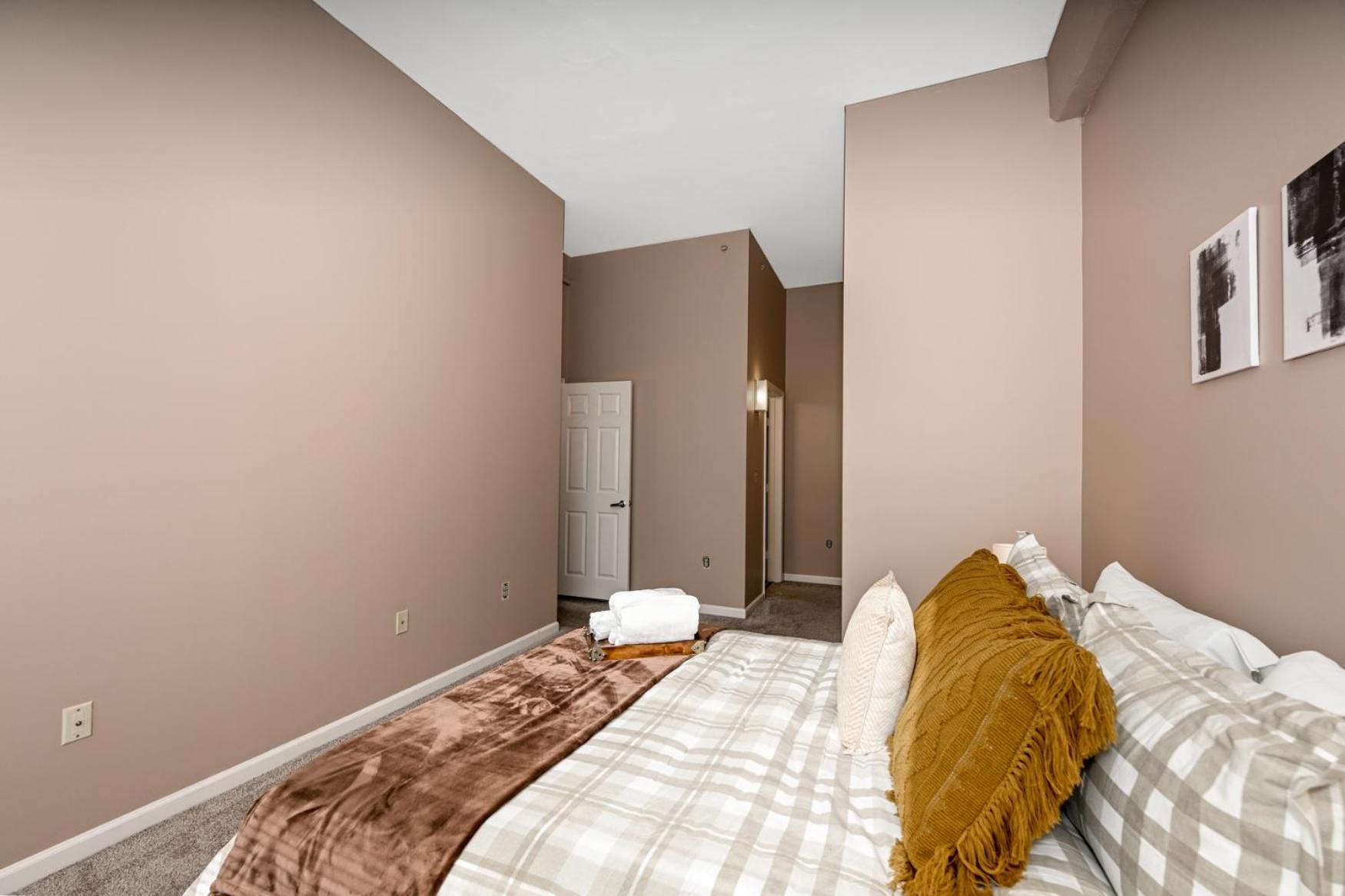 2 Bath Prkg+Gym+Sauna Perk Plaza +30 Day Cleveland Bagian luar foto