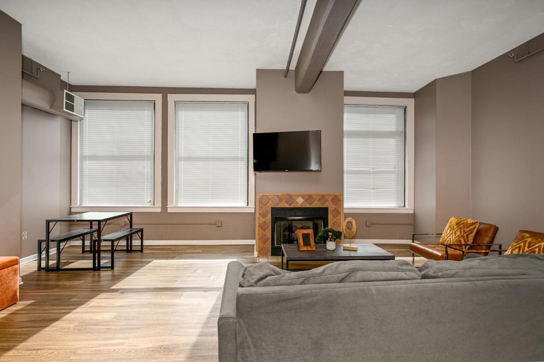 2 Bath Prkg+Gym+Sauna Perk Plaza +30 Day Cleveland Bagian luar foto