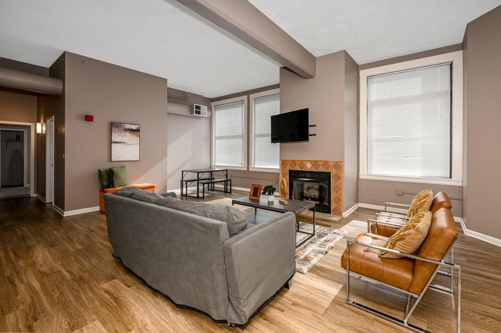 2 Bath Prkg+Gym+Sauna Perk Plaza +30 Day Cleveland Bagian luar foto
